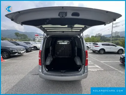 HYUNDAI STAREX 5-SEATER VAN