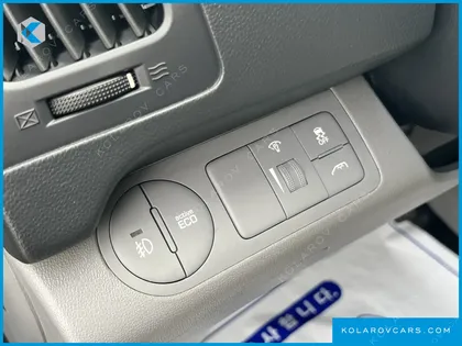 HYUNDAI STAREX 5-SEATER VAN