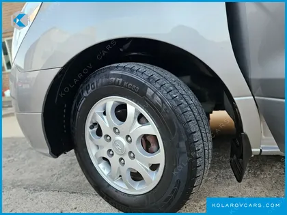 HYUNDAI STAREX 5-SEATER VAN