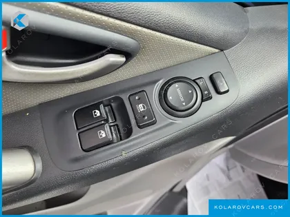 HYUNDAI STAREX 5-SEATER VAN
