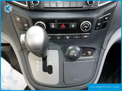 HYUNDAI STAREX 4WD 11-SEATER WAGON