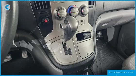 HYUNDAI STAREX 5-SEATER VAN