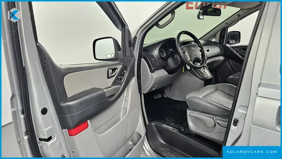 HYUNDAI STAREX 5-SEATER VAN
