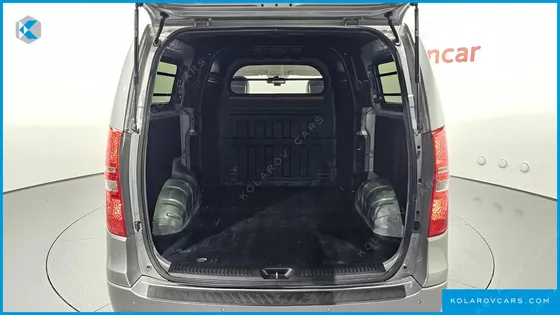HYUNDAI STAREX 5-SEATER VAN