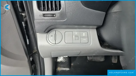 HYUNDAI STAREX 5-SEATER VAN