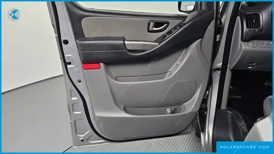 HYUNDAI STAREX 5-SEATER VAN