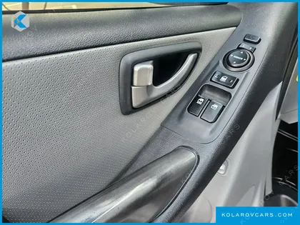 HYUNDAI STAREX 3-SEATER VAN