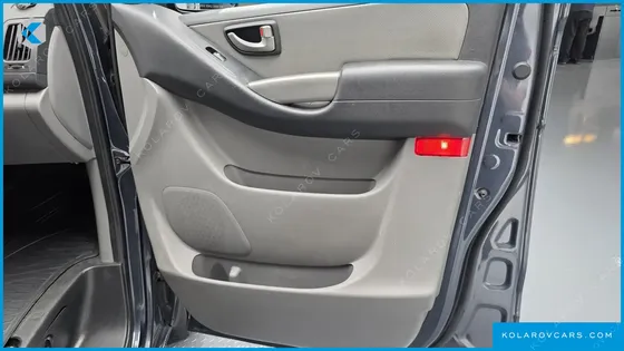 HYUNDAI STAREX 5-SEATER VAN