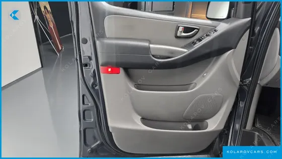 HYUNDAI STAREX 5-SEATER VAN