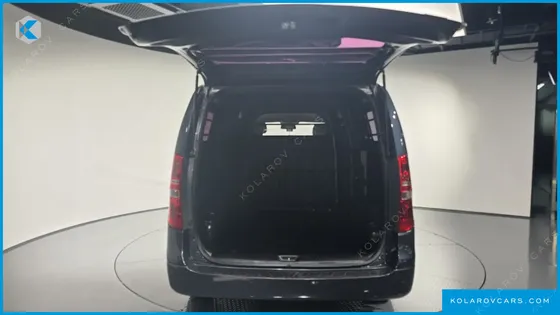 HYUNDAI STAREX 5-SEATER VAN