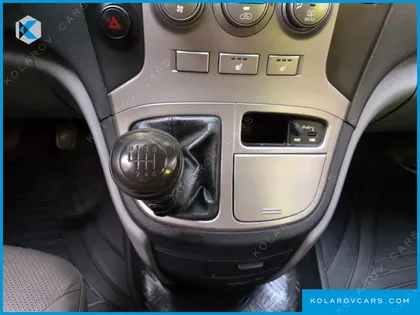 HYUNDAI STAREX 5-SEATER VAN