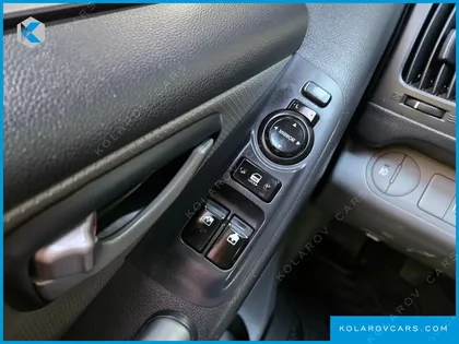 HYUNDAI STAREX 5-SEATER VAN