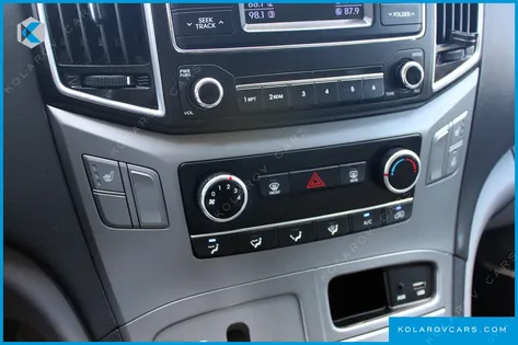 HYUNDAI STAREX 5-SEATER VAN