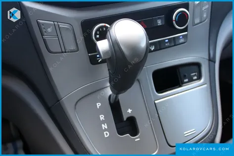 HYUNDAI STAREX 5-SEATER VAN
