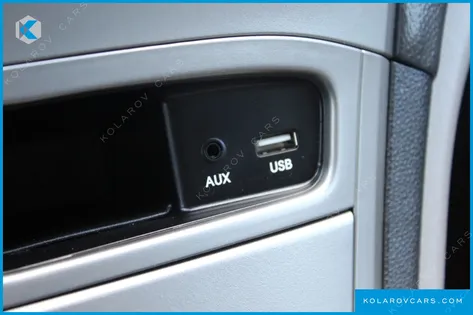 HYUNDAI STAREX 5-SEATER VAN