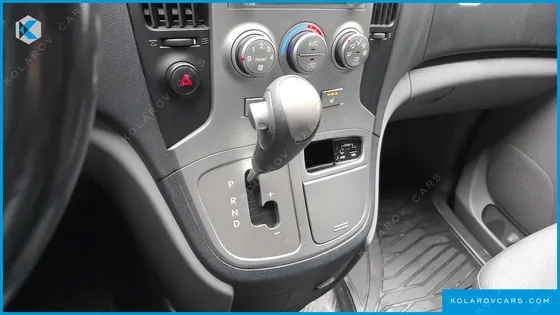 HYUNDAI STAREX 5-SEATER VAN