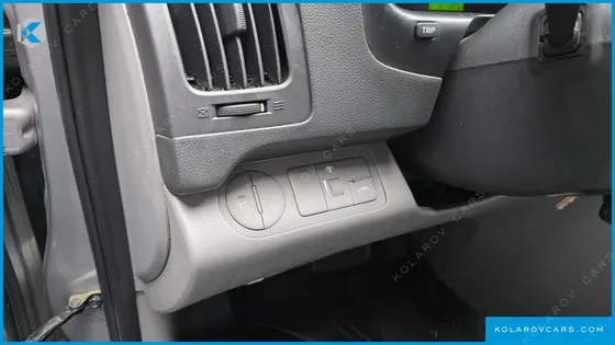 HYUNDAI STAREX 5-SEATER VAN