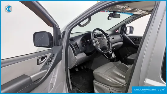 HYUNDAI STAREX 5-SEATER VAN