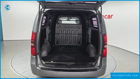 HYUNDAI STAREX 5-SEATER VAN