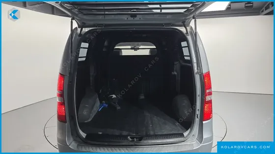 HYUNDAI STAREX 5-SEATER VAN