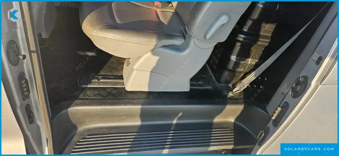 HYUNDAI STAREX 5-SEATER VAN