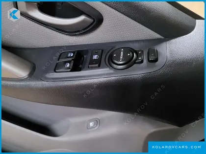 HYUNDAI STAREX 5-SEATER VAN