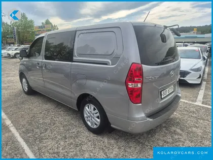 HYUNDAI STAREX 5-SEATER VAN