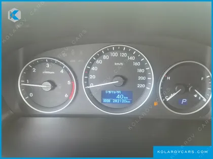 HYUNDAI STAREX 5-SEATER VAN