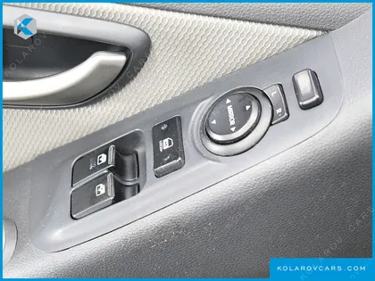 HYUNDAI STAREX 5-SEATER VAN