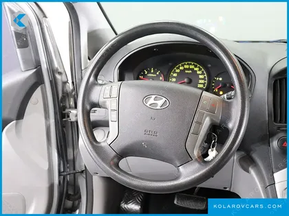 HYUNDAI STAREX 5-SEATER VAN