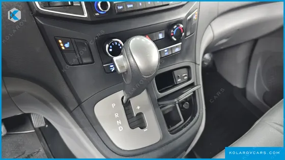 HYUNDAI STAREX 3-SEATER VAN