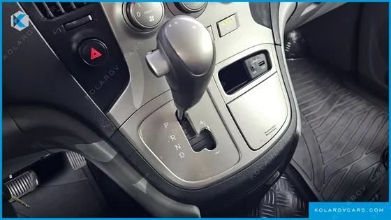 HYUNDAI STAREX 5-SEATER VAN