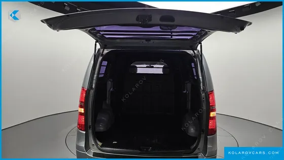 HYUNDAI STAREX 5-SEATER VAN