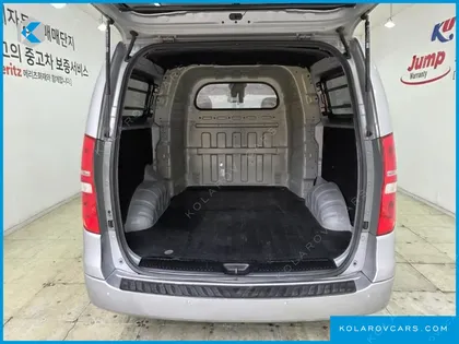 HYUNDAI STAREX 5-SEATER VAN
