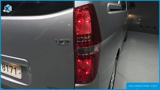 HYUNDAI STAREX VAN 5-SEATER