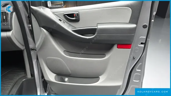 HYUNDAI STAREX VAN 5-SEATER
