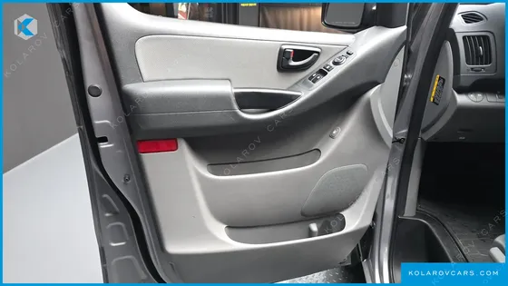 HYUNDAI STAREX VAN 5-SEATER