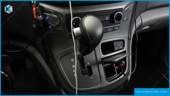 HYUNDAI STAREX VAN 3-SEATER