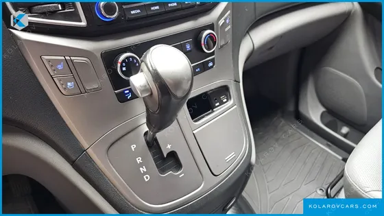 HYUNDAI STAREX VAN 5-SEATER