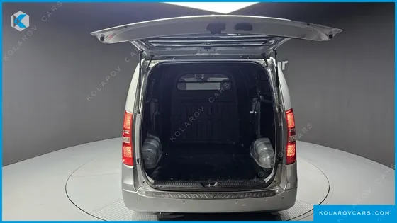 HYUNDAI STAREX VAN 5-SEATER