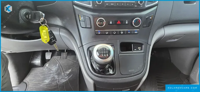 HYUNDAI STAREX VAN 5-SEATER
