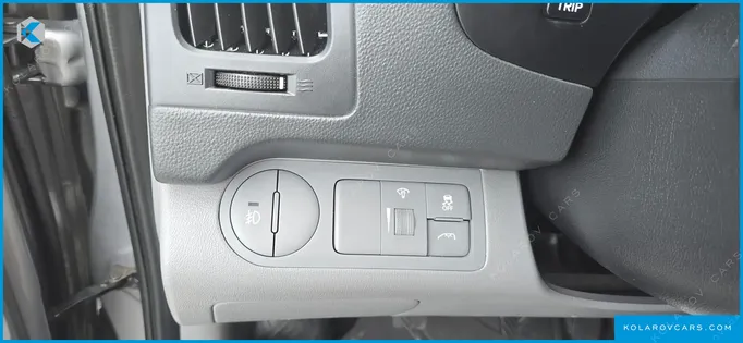 HYUNDAI STAREX VAN 5-SEATER