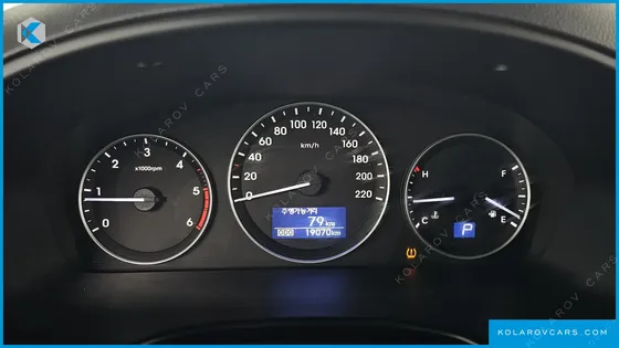 HYUNDAI STAREX VAN 5-SEATER