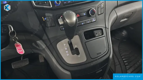 HYUNDAI STAREX VAN 5-SEATER
