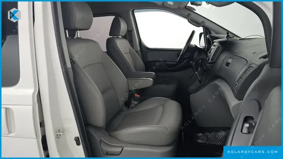 HYUNDAI STAREX VAN 5-SEATER