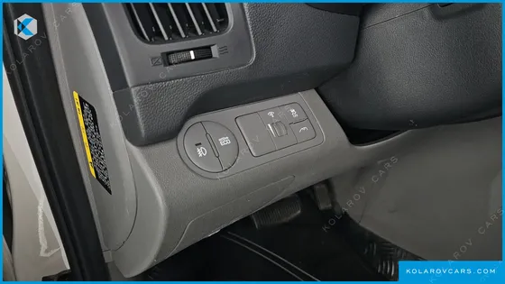 HYUNDAI STAREX VAN 5-SEATER