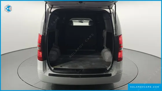 HYUNDAI STAREX VAN 5-SEATER