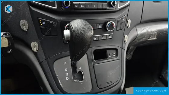 HYUNDAI STAREX VAN 5-SEATER