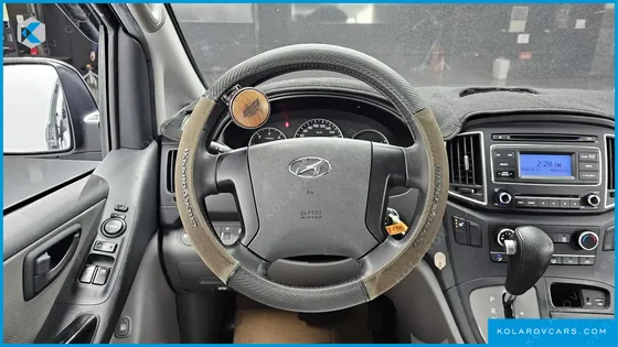 HYUNDAI STAREX VAN 5-SEATER