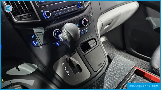 HYUNDAI STAREX VAN 3-SEATER